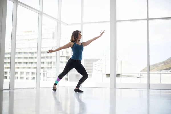 Танцівниця практикує сучасний танець — стокове фото