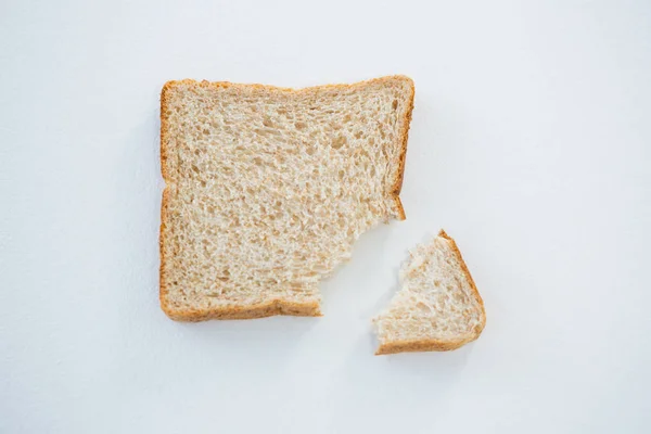 Fetta di pane con bordo spezzato — Foto Stock