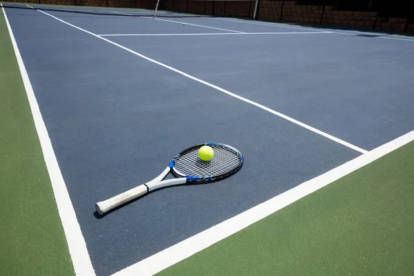 Teniszütőt és labdát a bíróság — Stock Fotó