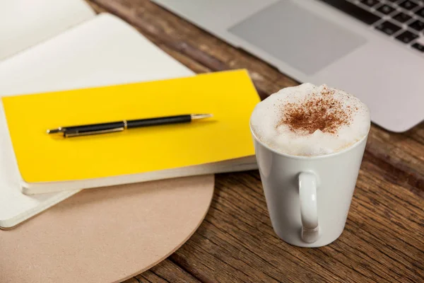 Filiżanka do kawy, pamiętnik, pióra i laptopa — Zdjęcie stockowe