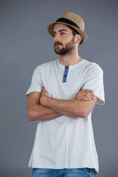 Uomo in t-shirt bianca e cappello fedora — Foto Stock