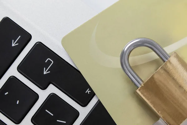Metalliska lock med smartkort på laptop — Stockfoto
