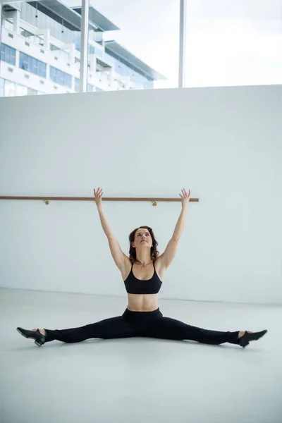 Dancer performing a split — Stock Photo, Image