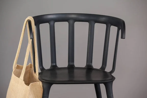 Borsa shopping color beige appesa alla sedia nera — Foto Stock