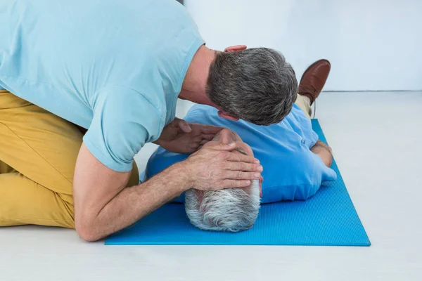 Paramedicus uitvoeren van de reanimatie op patiënt — Stockfoto