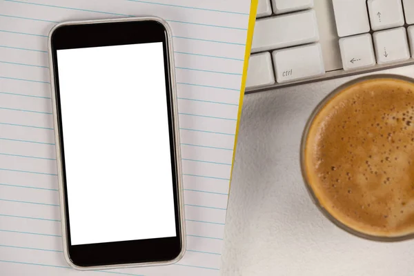 Tasse Kaffee mit Tastatur, Telefon und Notizblock — Stockfoto
