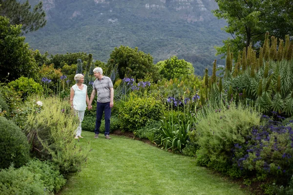 Couple sénior marchant dans la pelouse — Photo