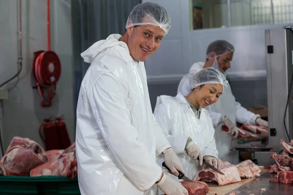 Slagers snijden van vlees in vlees fabriek — Stockfoto