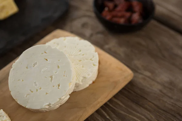 Sýr Feta na dřevěné desce — Stock fotografie