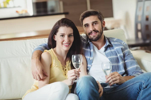 Casal relaxante no sofá — Fotografia de Stock