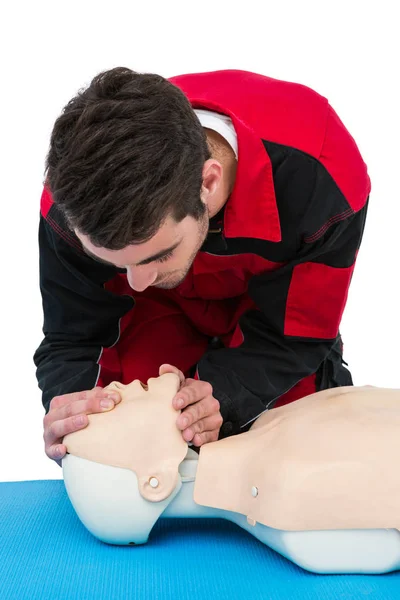 Ambulancier pratiquant la réanimation sur mannequin — Photo