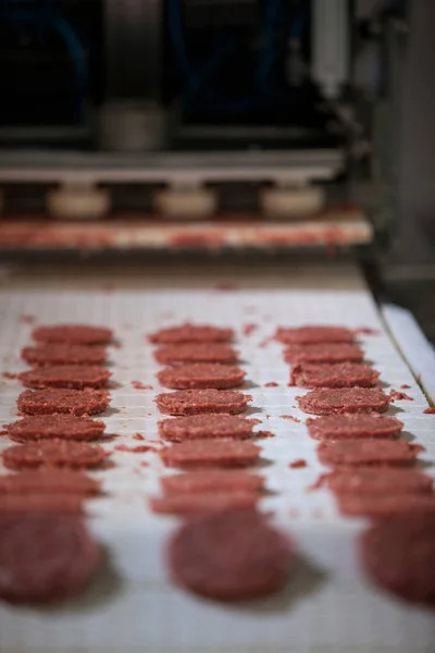 Polpette di carne cruda sulla catena di montaggio — Foto Stock