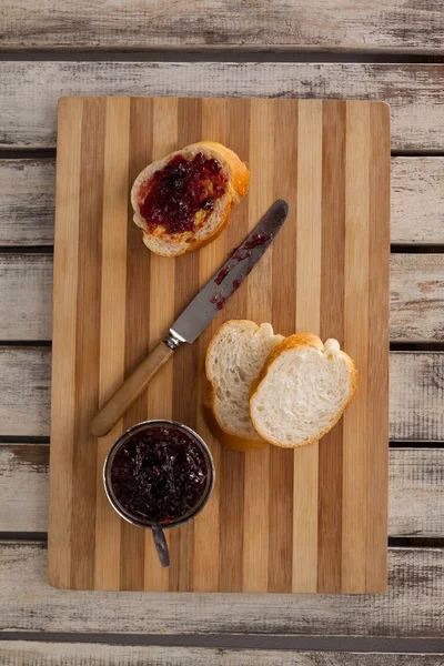Pan con mermelada y cuchillo —  Fotos de Stock