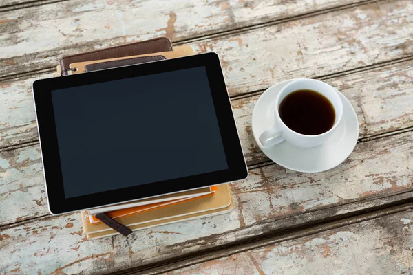 Organizzatore con tablet digitale e caffè — Foto Stock
