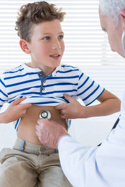 Médico examinando um paciente — Fotografia de Stock