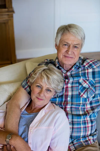 Sonriente pareja de ancianos relajarse en el sofá —  Fotos de Stock