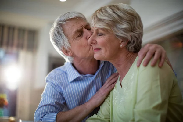 Старший мужчина целует старшую женщину — стоковое фото