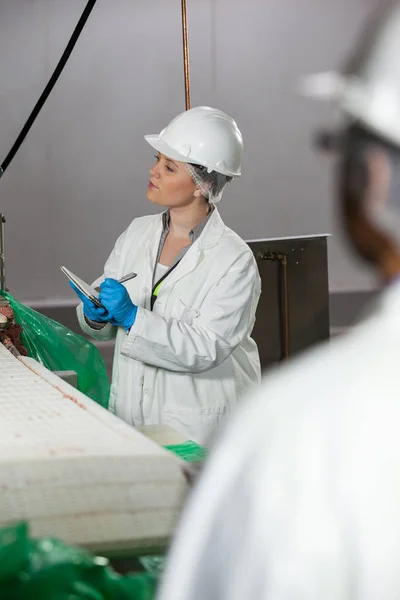 Technicus schrijven op Kladblok — Stockfoto