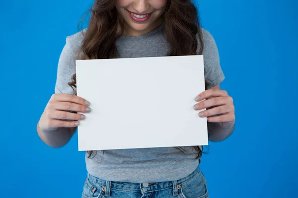 Mulher segurando um cartaz em branco — Fotografia de Stock