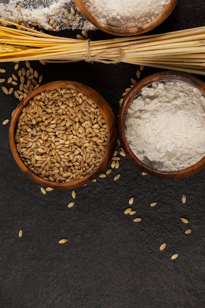 Пшеничне зерно і борошно — стокове фото