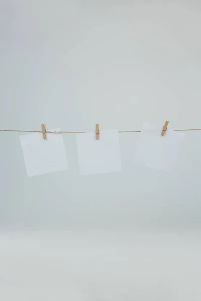 Drei klebrige Zettel hängen an der Wäscheleine — Stockfoto