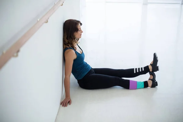 Dancer relaxing on floor in dance studio — Stock Photo, Image