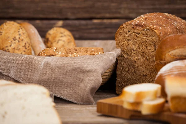 Berbagai roti dengan irisan — Stok Foto