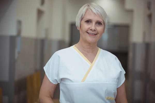 Vrouwelijke verpleegkundige permanent in gang — Stockfoto