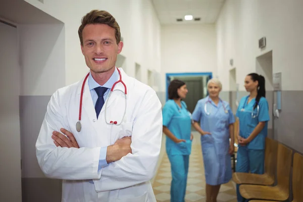 Médico masculino de pie en el pasillo —  Fotos de Stock