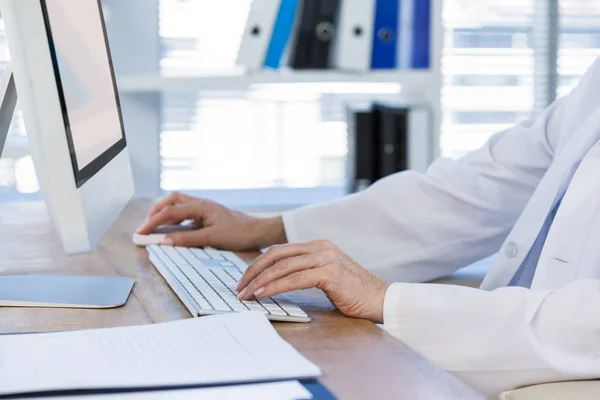 Female doctor working on computer — Stock Photo, Image