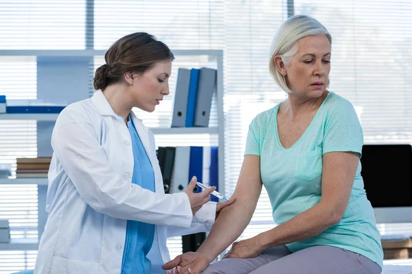 Médico inyectando al paciente — Foto de Stock