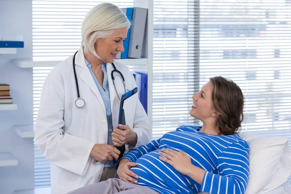妊娠中の患者に医師に相談 — ストック写真