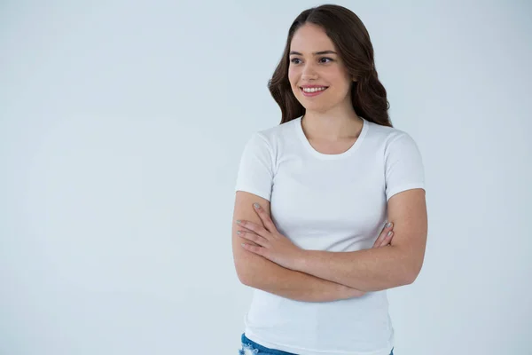 Femme souriante en T-shirt blanc — Photo