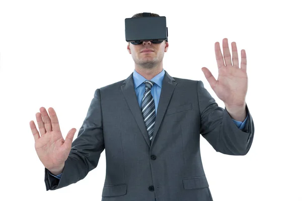 Бизнесмен, использующий гарнитуру виртуальной реальности — стоковое фото