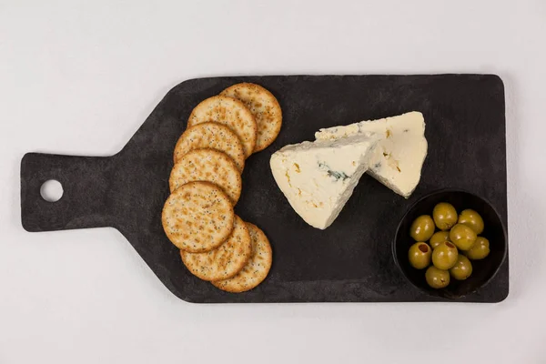 Biscuits croustillants, fromage et bol d'olives — Photo