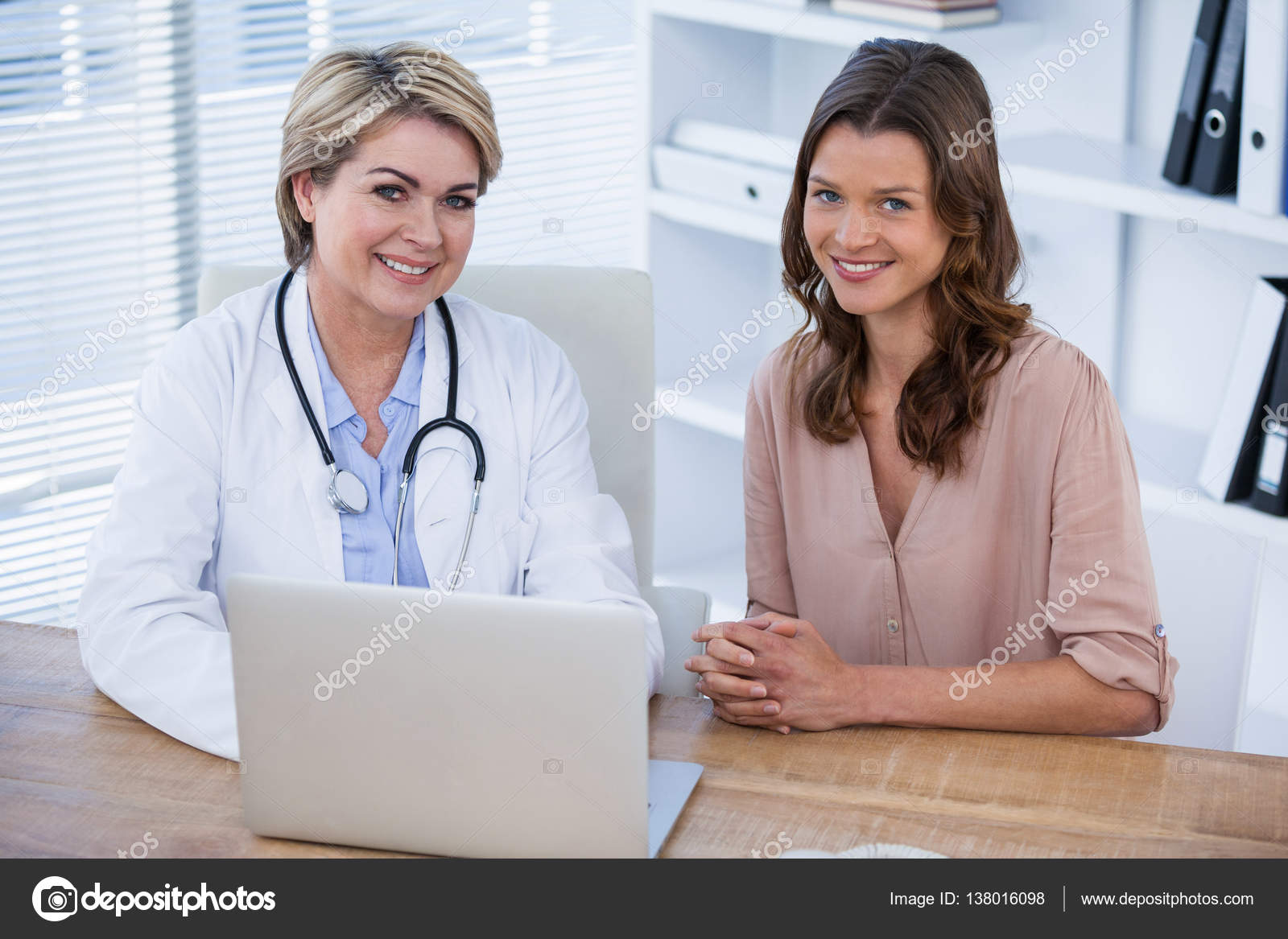 Врач в халате за столом. Знаменитые доктора женщины. Женский врач. Ножки женщин врачей. Женщина врач за столом фотографируются.