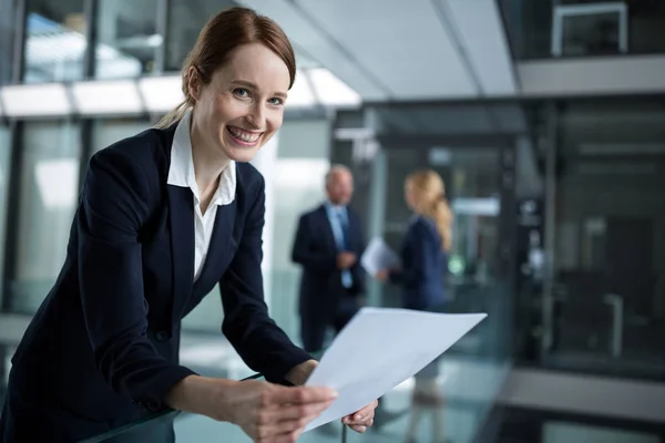 Mujer de negocios de pie en el pasillo — Foto de Stock