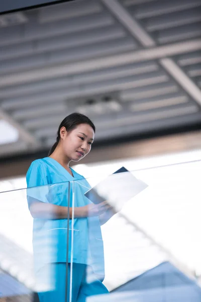 Verpleegkundige kijken naar haar dagboek — Stockfoto