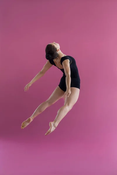 Ballerina che pratica danza contemporanea — Foto Stock