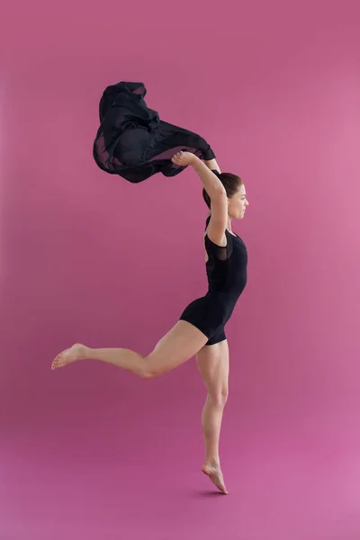 Bailarín practicando danza contemporánea —  Fotos de Stock