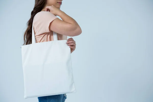 Mulher carregando saco de compras — Fotografia de Stock