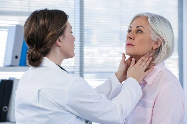 Médecin examinant un patient — Photo