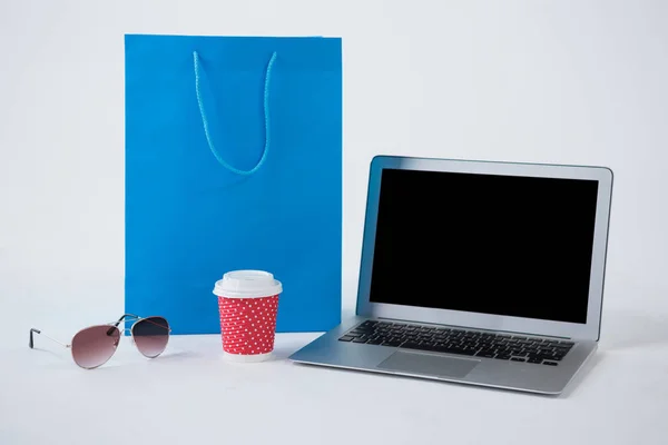 선글라스와 노트북 쇼핑 가방 — 스톡 사진