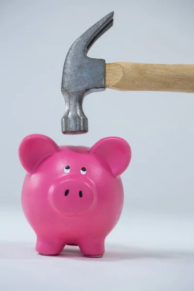 Piggy bank bezig met worden verbrijzeld door hamer — Stockfoto