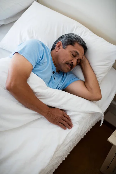 Senior schläft auf Bett — Stockfoto