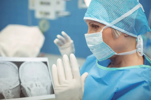 Chirurgien féminin portant un masque chirurgical — Photo