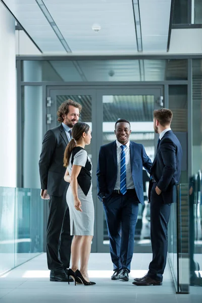 Empresarios teniendo una discusión en el cargo — Foto de Stock