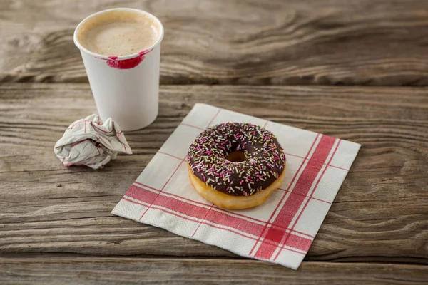 Donut e café na prancha de madeira — Fotografia de Stock