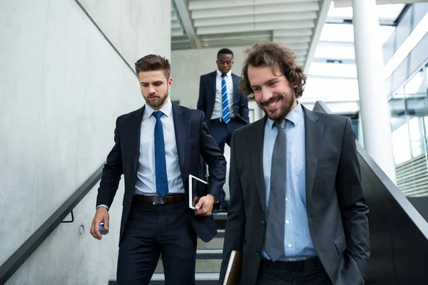 Groep zakenlieden klimmen trappen af — Stockfoto