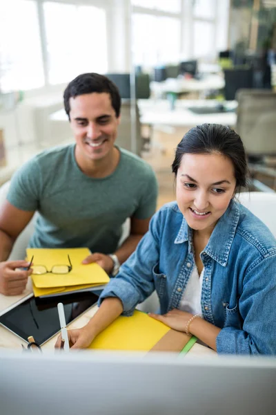 Grafiker arbeiten am Computer — Stockfoto